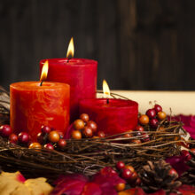 Candles,in,nice,and,beautiful,colorful,autumn,leaves