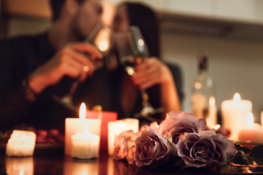 Beautiful,passionate,couple,having,a,romantic,candlelight,dinner,at,home,